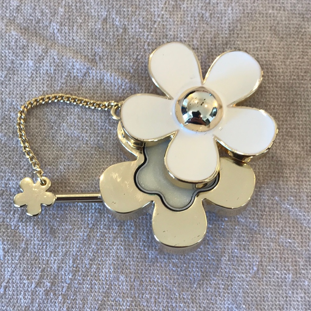 Marc Jacobs Daisy Perfume Brooch 🌼